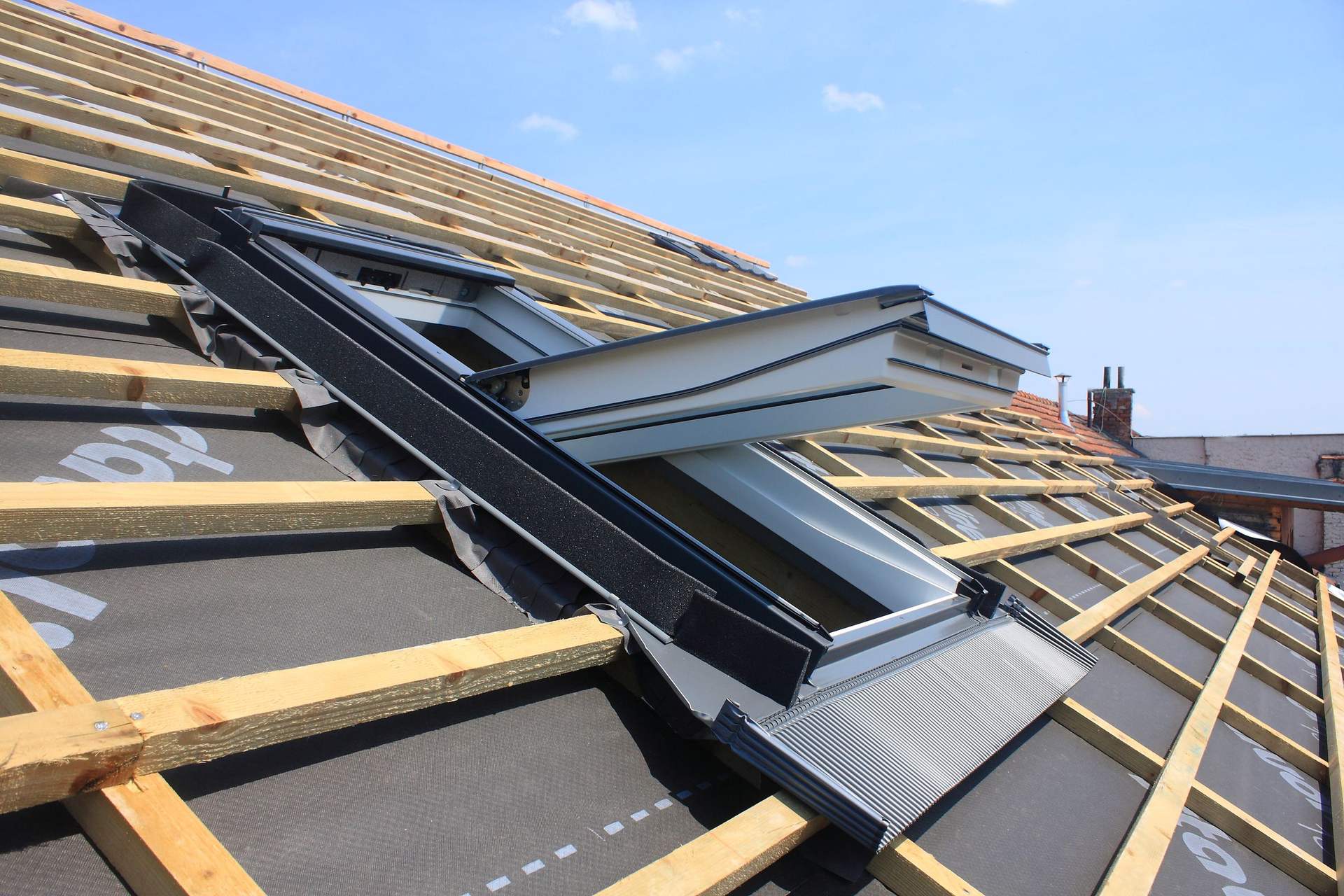Fenêtre de toit Velux installée, structure de charpente visible