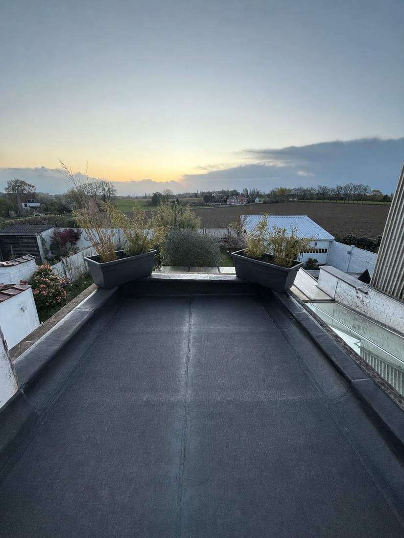 Terrasse aménagée sur toiture plate, vue au coucher du soleil